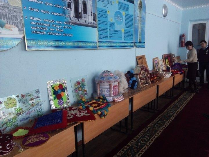 №5 Михаил Ломоносов атындағы орта мектебіндегі қолөнер көрмесі
