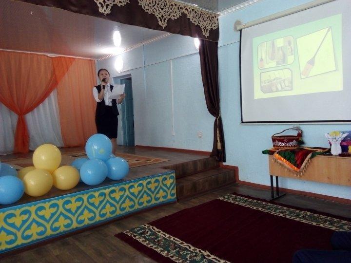 №5 Михаил Ломоносов атындағы орта мектебіндегі қолөнер көрмесі