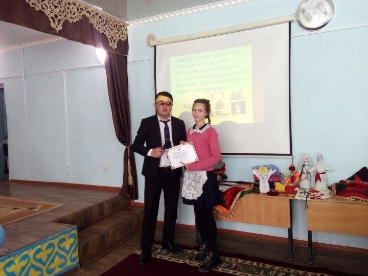 №5 Михаил Ломоносов атындағы орта мектебіндегі қолөнер көрмесі
